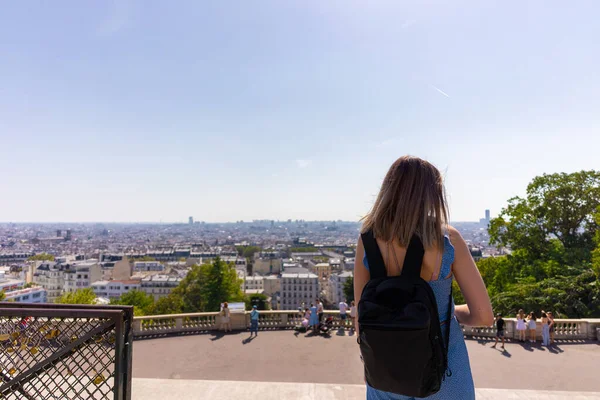 Női Turista Tervezi Párizs Montmartre — Stock Fotó