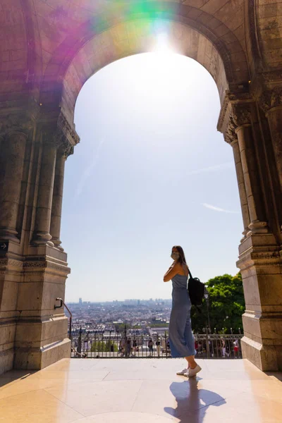 位于法国巴黎Sacre Coeur大教堂入口处的年轻女子 — 图库照片