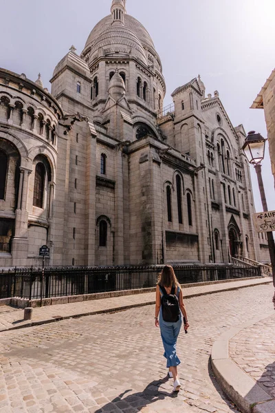 Kvinna Promenader Framför Sacre Coeur Basilika Paris Frankrike — Stockfoto