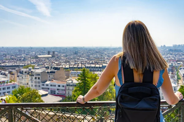 Turista Femenina Contemplando París Desde Montmartre —  Fotos de Stock