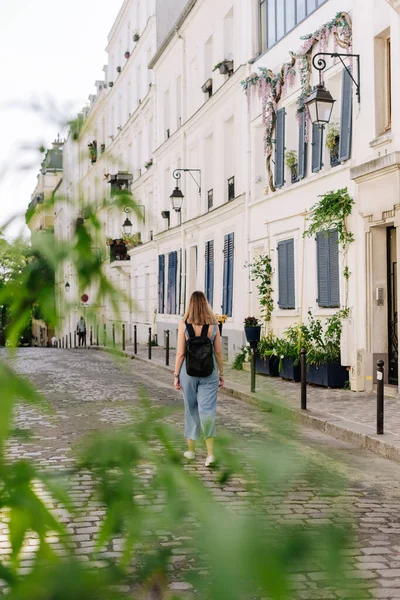 Turista Con Una Mochila Caminando Por Las Calles París Francia —  Fotos de Stock
