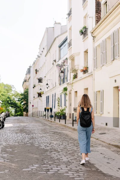 Tourist Σακίδιο Που Περπατά Στους Δρόμους Του Παρισιού Γαλλία — Φωτογραφία Αρχείου