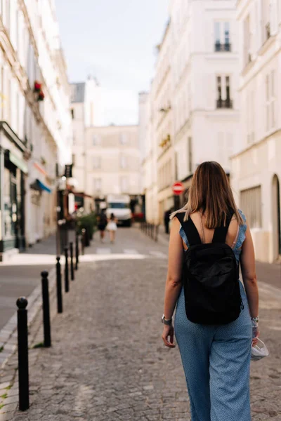 Turista Con Una Mochila Caminando Por Las Calles París Francia —  Fotos de Stock