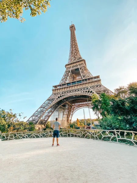 Uomo Che Contempla Torre Eiffel Parigi Francia — Foto Stock