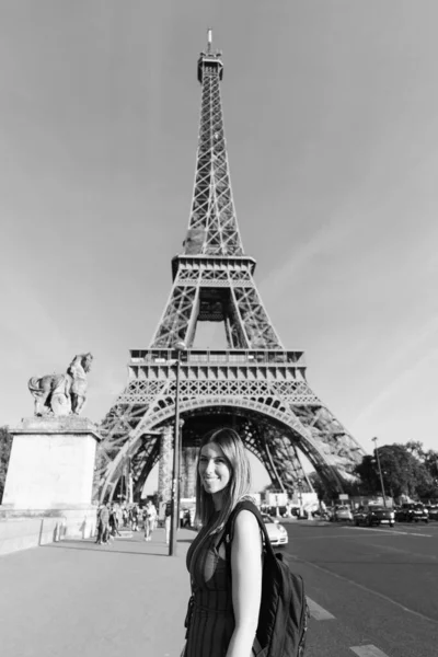 Woman Front Eiffel Tower Paris France — Stock Photo, Image