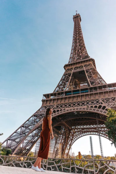 Kvinna Överväger Eiffeltornet Paris Frankrike — Stockfoto