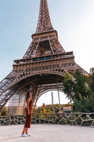 正在考虑在法国巴黎埃菲尔铁塔的妇女 — 图库照片