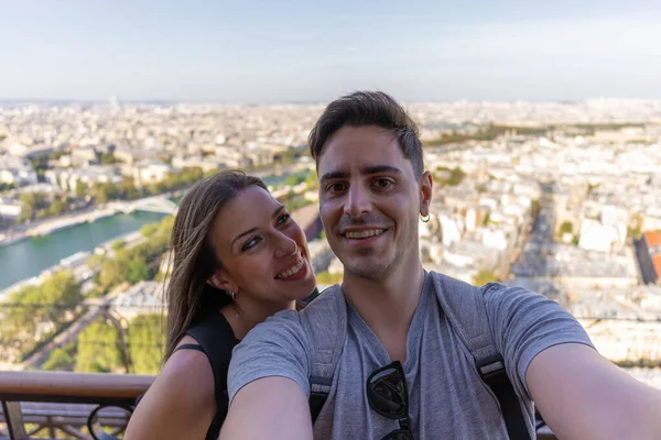 Selfie Ett Par Toppen Eiffeltornet Paris Frankrike — Stockfoto