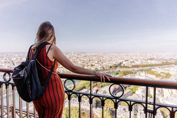 Turista Contemplando Cidade Paris Partir Torre Eiffel — Fotografia de Stock