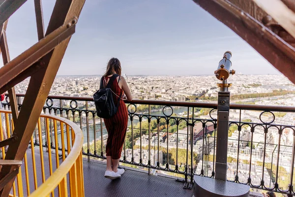 Tourist Betrachtet Paris Vom Eiffelturm Aus — Stockfoto
