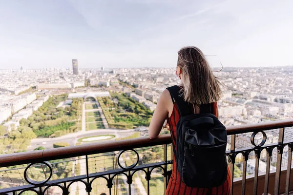 Turista Szemléli Város Párizs Eiffel Torony — Stock Fotó