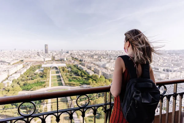 Turista Che Contempla Città Parigi Dalla Torre Eiffel — Foto Stock