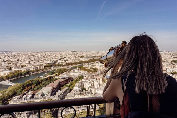 Turista Contemplando Cidade Paris Partir Torre Eiffel — Fotografia de Stock