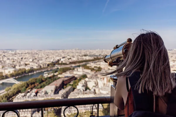 Turista Che Contempla Città Parigi Dalla Torre Eiffel — Foto Stock