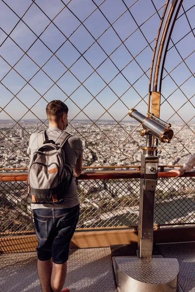 Tourist Μελετώντας Την Πόλη Του Παρισιού Από Τον Πύργο Του — Φωτογραφία Αρχείου