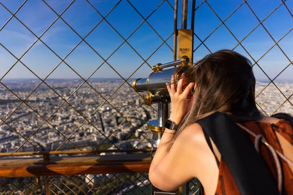 Turista Contemplando Cidade Paris Partir Torre Eiffel — Fotografia de Stock