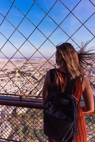 Tourist Μελετώντας Την Πόλη Του Παρισιού Από Τον Πύργο Του — Φωτογραφία Αρχείου