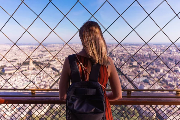 Tourist Μελετώντας Την Πόλη Του Παρισιού Από Τον Πύργο Του — Φωτογραφία Αρχείου