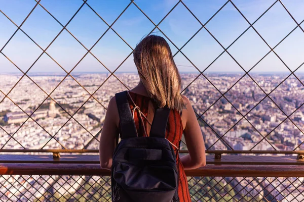 Turista Contemplando Cidade Paris Partir Torre Eiffel — Fotografia de Stock