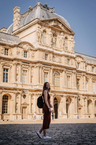 Νεαρή Γυναίκα Μπροστά Από Ένα Μπαρόκ Κτίριο Στο Παρίσι Γαλλία — Φωτογραφία Αρχείου