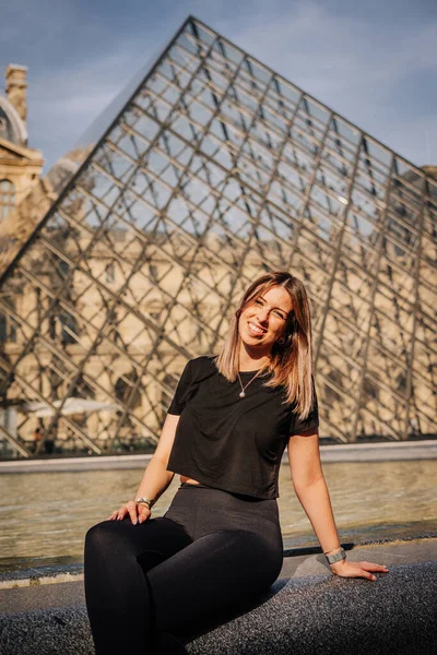 Paris, Fransa 'da Louvre Müzesi önünde poz veren bir turist