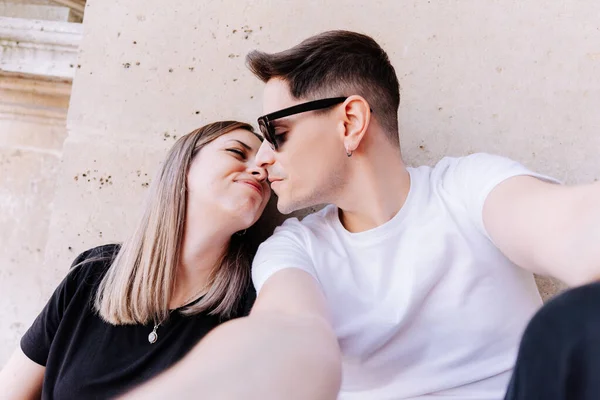 이성애하는 남녀가 셀카에 키스하는 — 스톡 사진