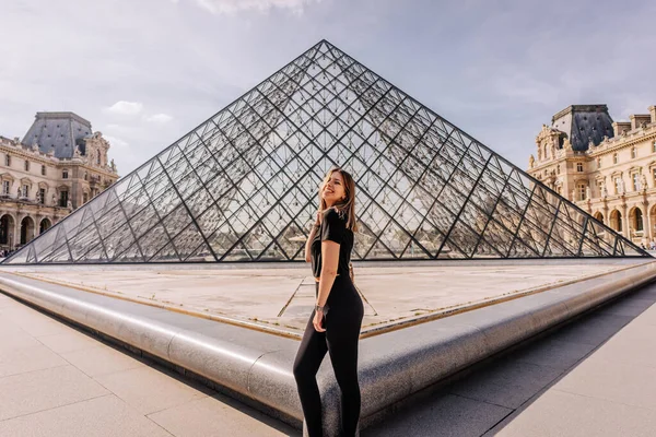 Turista Pózolás Előtt Louvre Múzeum Párizsban Franciaországban — Stock Fotó