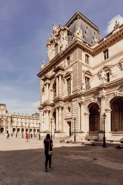 Paris Fransa Nın Merkezinde Yürüyen Genç Bir Turist — Stok fotoğraf