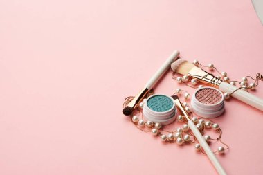 Göz makyajı fırçaları pembe arka planda profesyonel kozmetik aksesuarları koleksiyonu