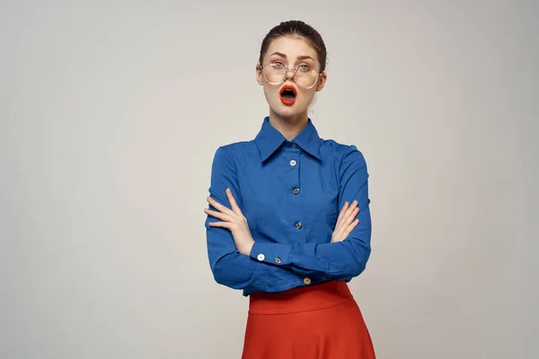 Modello donna in camicia blu e gonna rossa occhiali bel viso trucco studio — Foto Stock