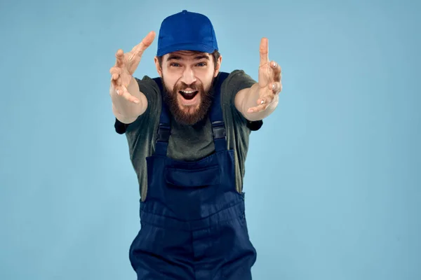 Homem em trabalhar emoções uniformes no serviço de entrega de vida trabalho — Fotografia de Stock