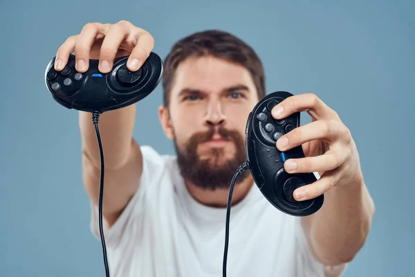 男人拿着游戏游戏生活方式技术控制台情绪白色T恤蓝色背景 — 图库照片