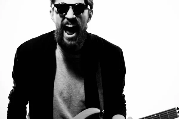 Mann mit Gitarre Musik Performance Unterhaltung zeitgenössische Performer Sonnenbrille Studio — Stockfoto