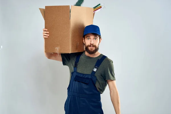 Trabalhador masculino carregando caixas de entrega em mãos embalagem estilo de vida — Fotografia de Stock