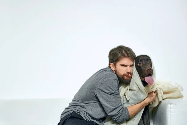 Homem feliz com cão e luz tecido divertido cachecol amigos animal de estimação — Fotografia de Stock