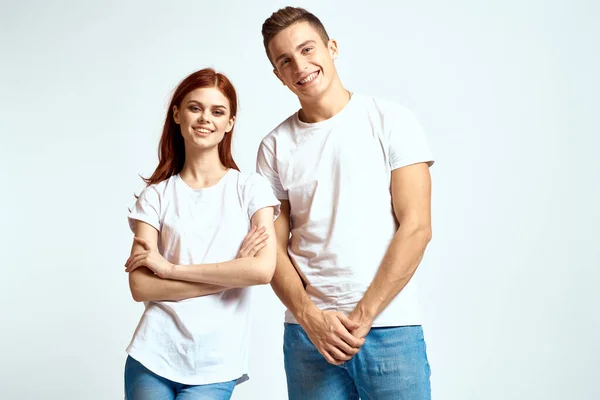 Rodzina para w miłość dżinsy biały t-shirt emocje zabawy mężczyzna i kobieta zabawy — Zdjęcie stockowe