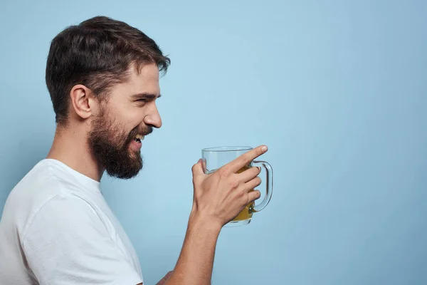 酔っぱらいの男のビールマグカップ楽しい白いTシャツライフスタイル青の背景 — ストック写真