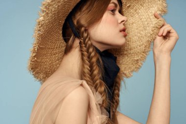 Saçları örgülü romantik insanlar. Arka planda gri bir şapka giyiyorlar.