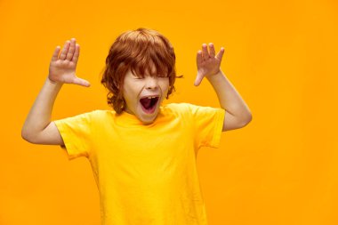 El hareketleriyle kızıl saçlı fevri çocuk. Boşluğu kopyala.