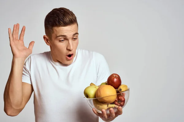 Hombre con fruta fresca en una taza estilo de vida saludable nutrición saludable vitaminas — Foto de Stock