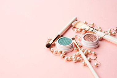 Göz makyajı fırçaları pembe arka planda profesyonel kozmetik aksesuarları koleksiyonu