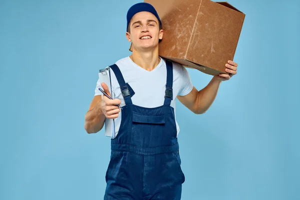 Εργάτης άνθρωπος με χαρτόνι κουτί παράδοσης φορτωτής lifestyle μπλε φόντο — Φωτογραφία Αρχείου