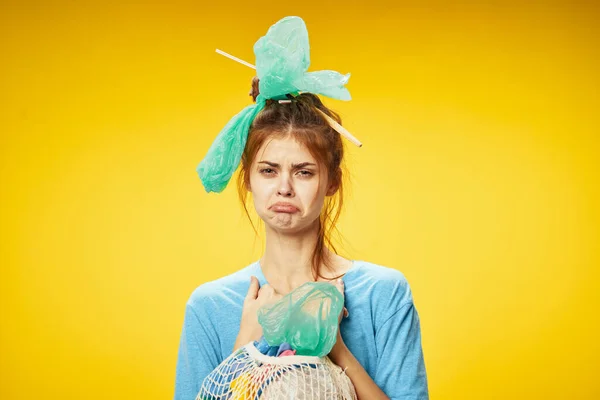 Mujer ofendida con paquetes en la cabeza y contaminación — Foto de Stock