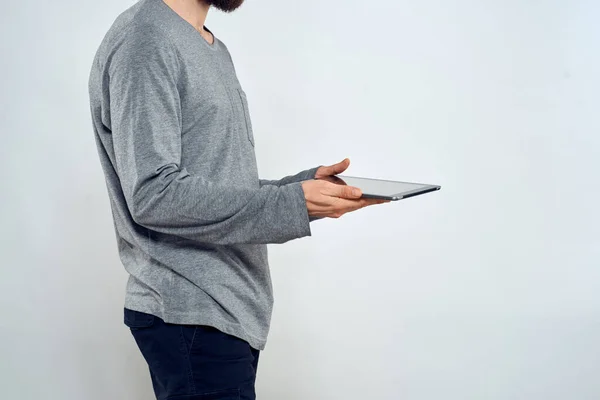 Man met tablet in handen technologie levensstijl internet communicatie werk licht achtergrond bijgesneden uitzicht — Stockfoto