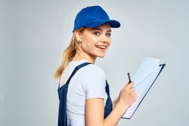 Üniformalı kadın kurye belge teslimatı