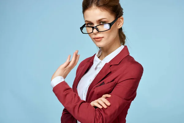 Business vrouw rood jasje visitekaartje manager lifestyle blauw achtergrond — Stockfoto