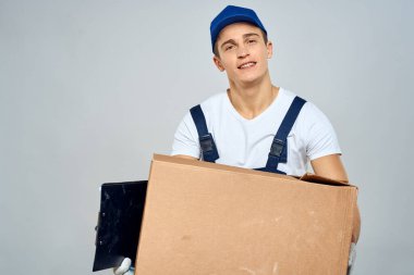 Kutu taşıyan işçi teslimat yükleme servisi