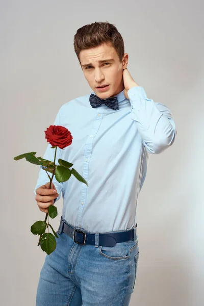Romantisk man med röd ros och lätt skjorta byxor kostym — Stockfoto