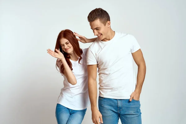 Família casal no amor jeans branco t-shirt emoções divertido homem e mulher se divertindo — Fotografia de Stock