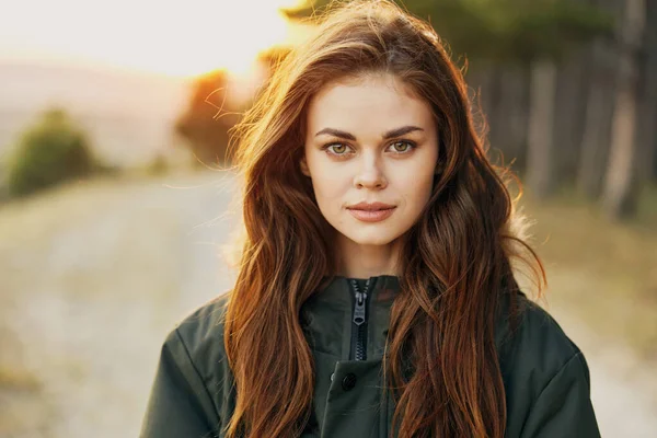 Mulher bonita na jaqueta olhando para a frente corte vista natureza viagem fundo — Fotografia de Stock